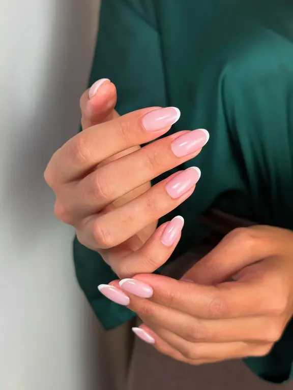 Elegancki manicure hybrydowy nude — SVORA NAILS Warszawa
