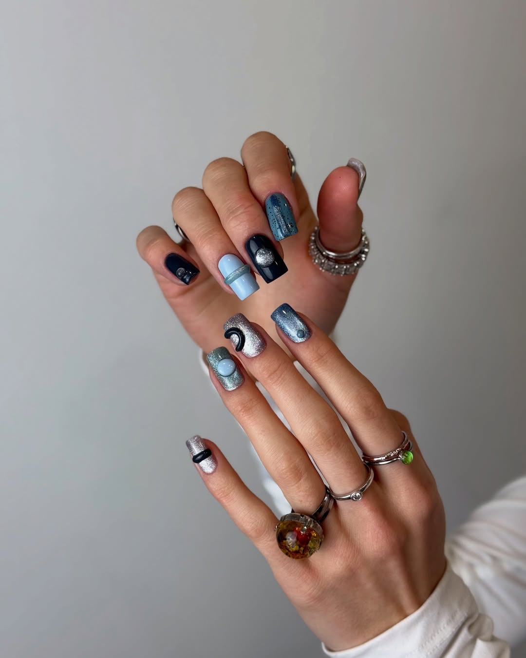 Kolorowy nail art z artystycznymi zdobieniami