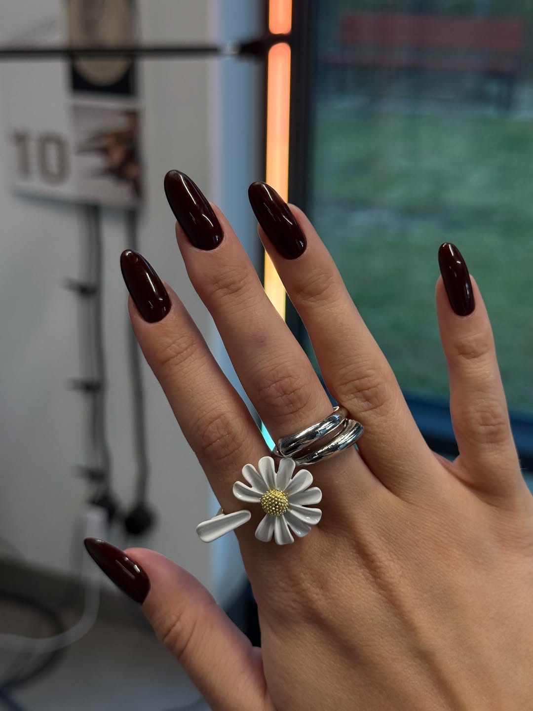 Klasyczny manicure z minimalistycznym wzorem