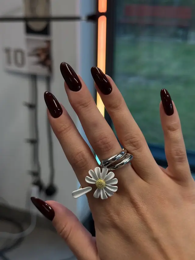 Klasyczny manicure z minimalistycznym wzorem