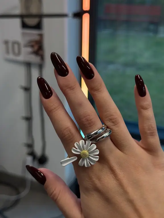 Klasyczny manicure z minimalistycznym wzorem