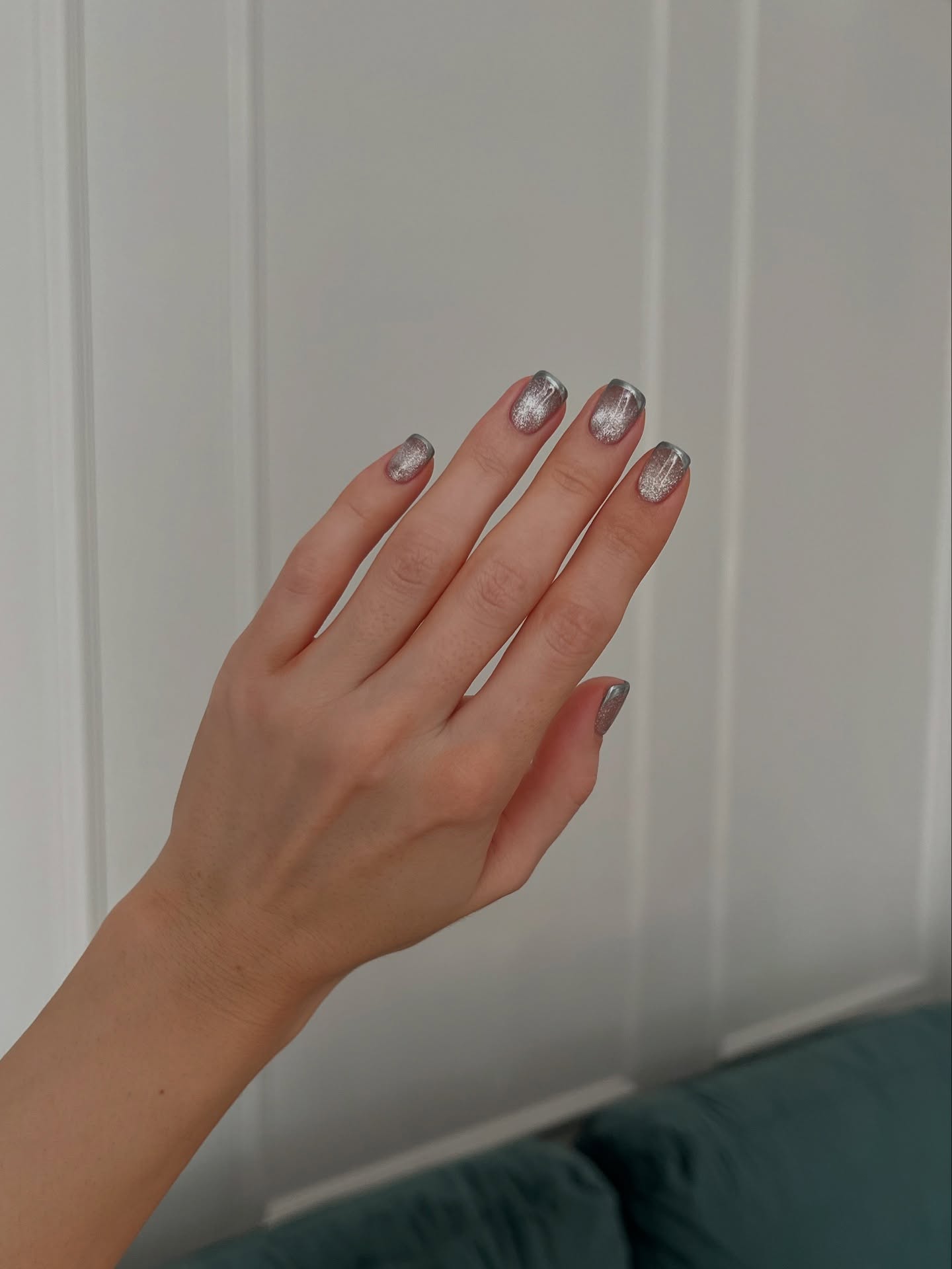 Srebrny brokatowy manicure hybrydowy na krótkich paznokciach