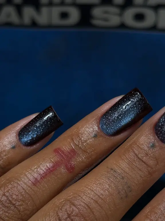 Granatowy manicure hybrydowy z brokatowym kocim okiem