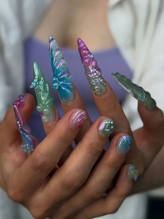 Przedłużane paznokcie stiletto z miętowymi i fioletowymi zdobieniami 3D