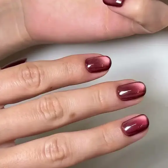 Bordowy manicure hybrydowy kocie oko z jesiennej kolekcji