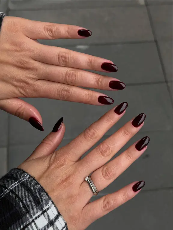 Ciemnowiśniowe migdałowe paznokcie — jesienny manicure