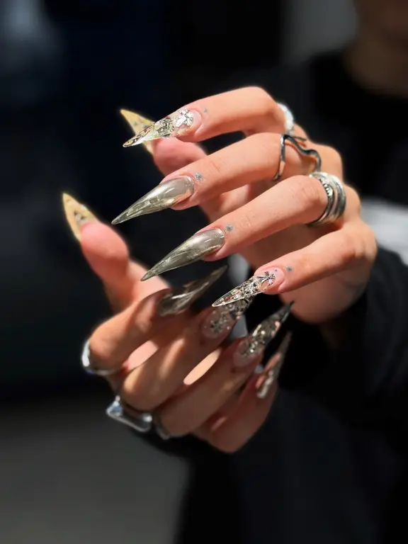 Srebrne paznokcie stiletto z chromowanymi zdobieniami
