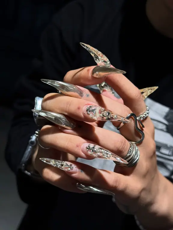 Długie przezroczyste stiletto z chromowanym nail artem
