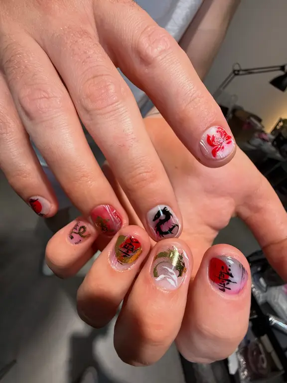 Męski manicure freestyle z ręcznie malowanymi wzorami