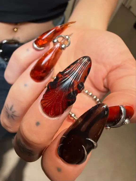 Rudobrązowe paznokcie stiletto ze zdobieniami 3D