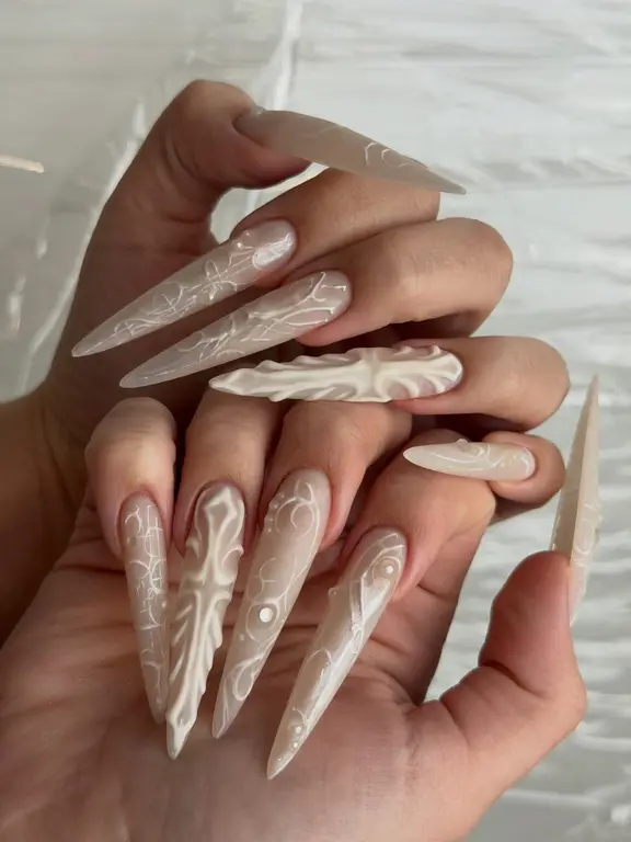 Beżowe paznokcie stiletto z rzeźbionym wzorem 3D