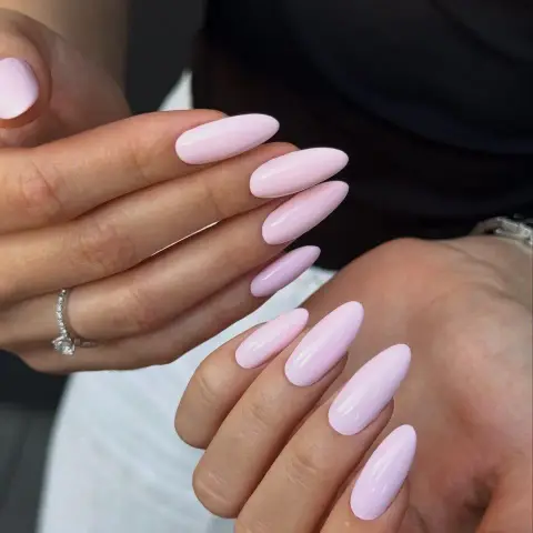 Jasnoróżowy manicure hybrydowy na długich migdałkach