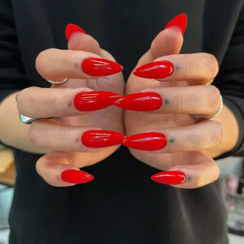 Czerwony manicure hybrydowy na migdałowych paznokciach