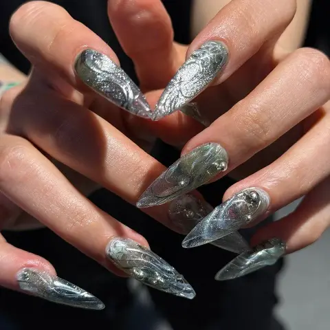 Srebrne chromowane stiletto z rzeźbionymi zawijasami 3D