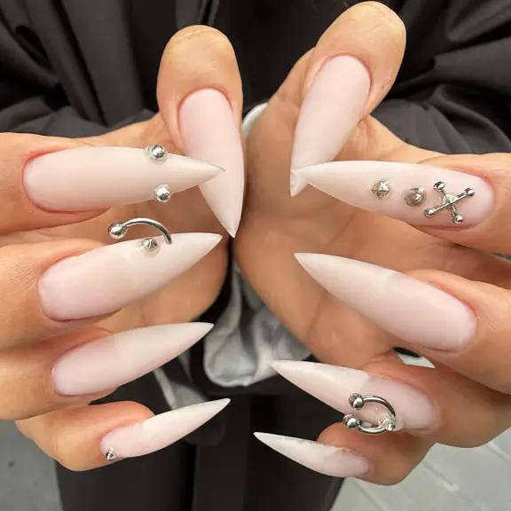 Nude stiletto z chromowanymi charmsami i kolczykami