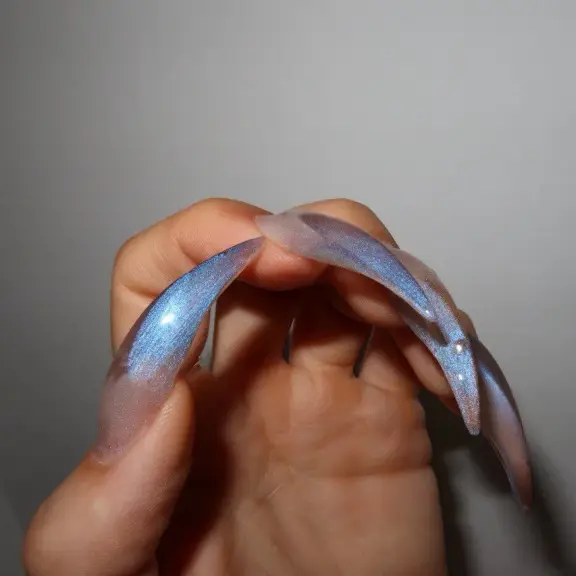 Holograficzne niebieskie chromowane pazurki