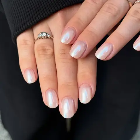 Mleczny manicure hybrydowy z perłowym połyskiem na krótkich paznokciach