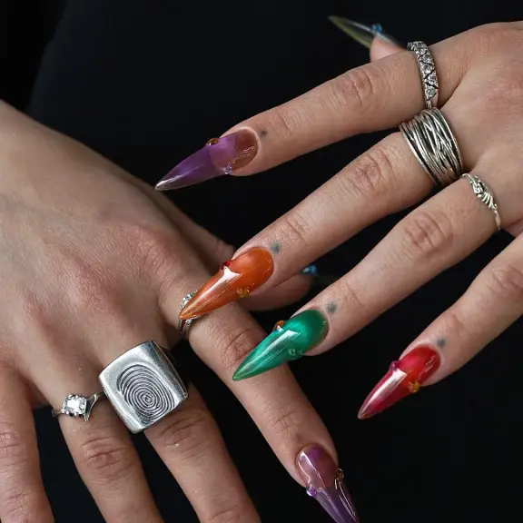 Kolorowe żelkowe stiletto w różnych odcieniach