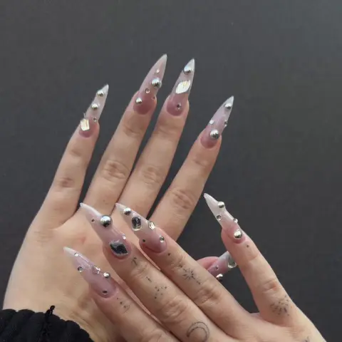 Nude stiletto ze srebrnymi zdobieniami 3D